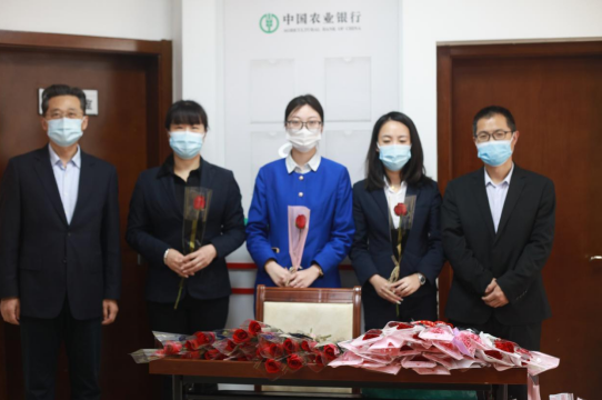 連心物業(yè)駐德州農(nóng)行項目開展“三八婦女節(jié)獻花送祝?！敝黝}活動