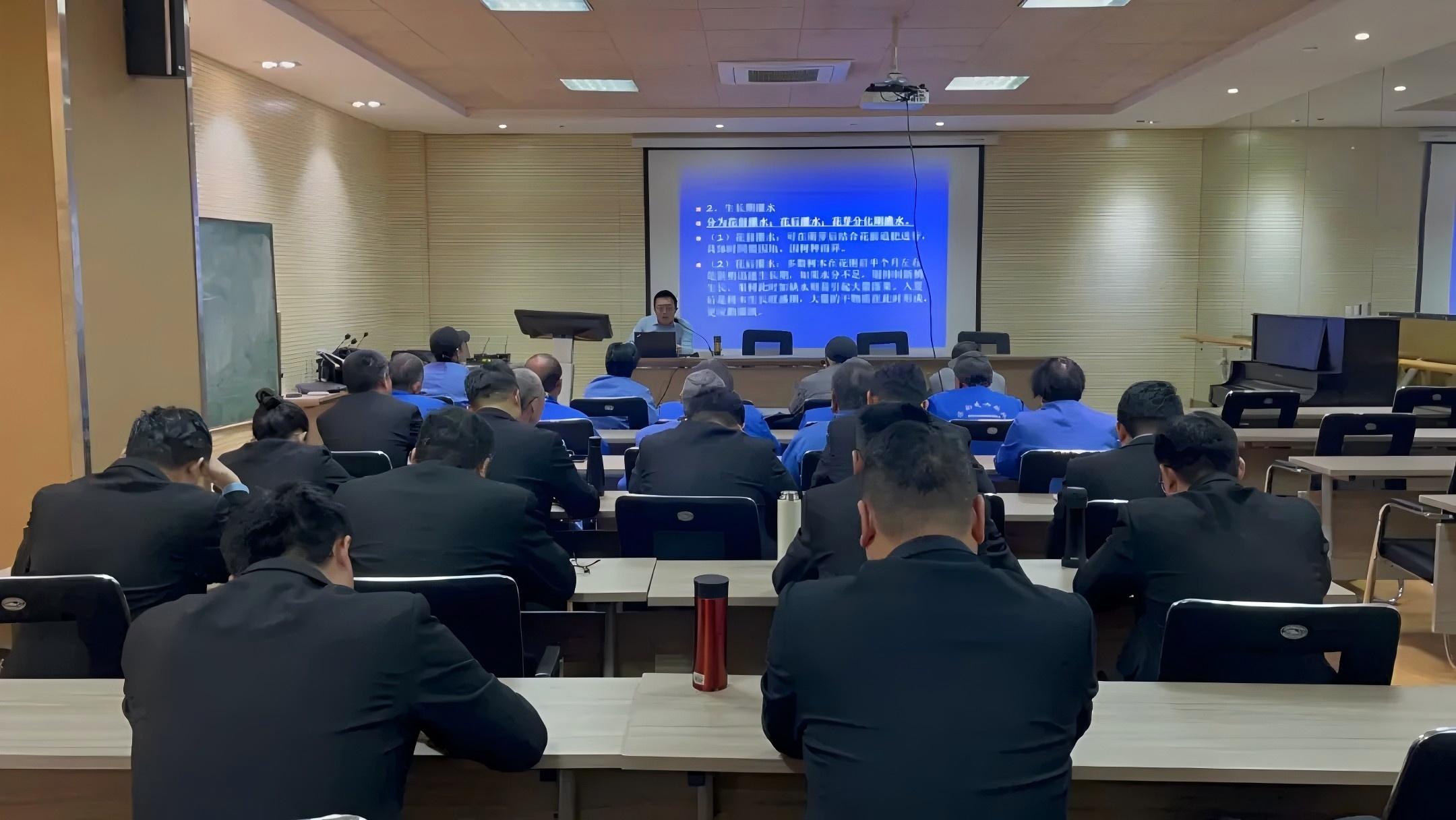 濟(jì)南連心物業(yè)舉辦綠化養(yǎng)護(hù)知識(shí)與修剪藝術(shù)專項(xiàng)培訓(xùn)