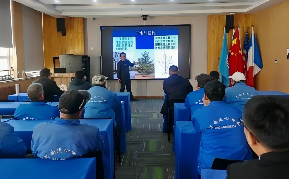 連心物業(yè)駐濟南外國語學(xué)校項目舉行2025年冬季綠化專項培訓(xùn)